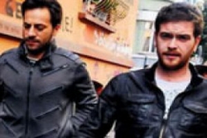 KIZLAR BİZİ G&Ouml;R&Uuml;NCE KA&Ccedil;IYOR