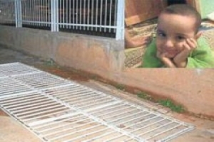 OKUL KAPISI &Uuml;ST&Uuml;NE D&Uuml;ŞEN &Ccedil;OCUK &Ouml;LD&Uuml;