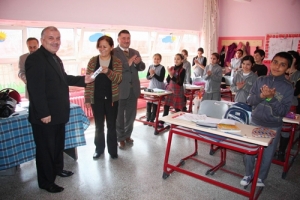 EĞİTİM BİR-SEN &Ouml;ĞRENCİLERE HEDİYE