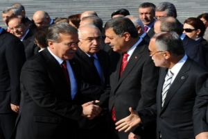 ERDOĞAN VE KILI&Ccedil;DAROĞLU MESAFEYİ KORUDU