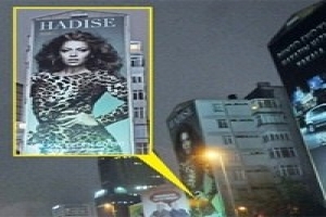 HADİSE'NİN BİLLBOARD'U TERS K&Ouml;ŞEDE