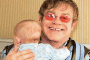 ELTON OĞLUNA TAŞIYICI ANNEDEN S&Uuml;T GETİRTİYOR