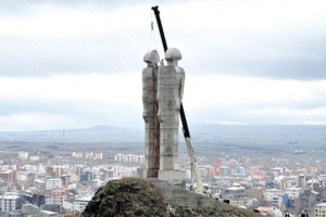 BAŞINI KESTİLER