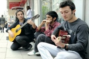 3 Ş&Uuml;PHELİ M&Uuml;ZİK YAPIYOR AMİRİM
