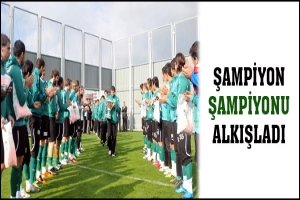ŞAMPİYON ŞAMPİYONU ALKIŞLADI