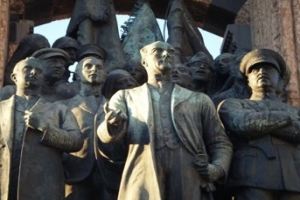 ATAT&Uuml;RK ANITI'NA YAĞLI KORUMA