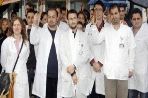 ASİSTANLAR MESAİ SAATLERİNİ PROTESTO ETTİ