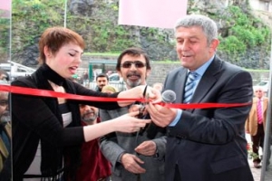KURDELA YERİNE PARMAK KESTİ