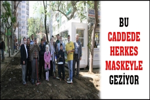 BU CADDEDE HERKES MASKEYLE GEZİYOR