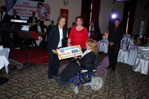 MUDANYA'DA KONSERLİ ANNELER G&Uuml;N&Uuml; KUTLAMASI