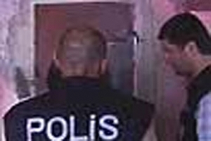 GRUP YORUM &Uuml;YESİ &Uuml;&Ccedil; KİŞİ G&Ouml;ZALTINDA