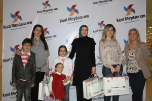 ANNEM PASTAM VE BEN TALİHLİLERİ HEDİYELERİNİ ALDI