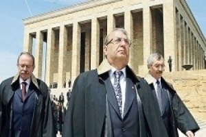 HUKUK G&Uuml;VENLİĞİ TEHLİKEYE D&Uuml;Ş&Uuml;YOR