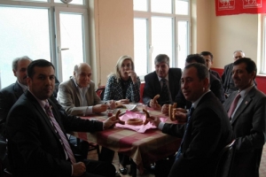DEMOKRAT PARTİ ADAYLARINDAN YENİŞEHİR &Ccedil;IKARMASI