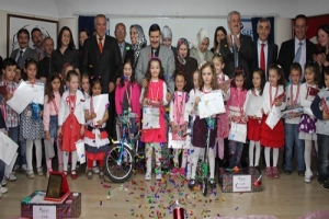 MİNİK ELLER EN G&Uuml;ZEL RESMİ &Ccedil;İZMEK İ&Ccedil;İN YARIŞTI