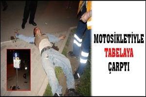 MOTOSİKLETİYLE TABELAYA &Ccedil;ARPTI