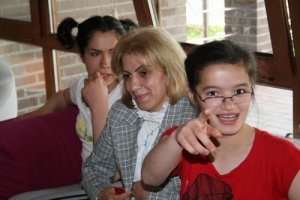 &Ccedil;OCUKLAR ŞARKI S&Ouml;YLEMEK İ&Ccedil;İN BİRBİRLERİYLE YARIŞTILAR