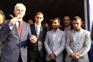YENİ &Uuml;YELERE AK PARTİ ROZETİ