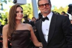 ANGELİNA, BRAD'İ ALDATIYOR