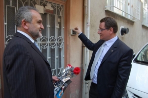 HAS PARTİ, VATANDAŞLARA DOĞUM G&Uuml;NLERİNDE KARANFİL DAĞITIYOR