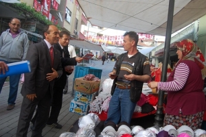 AK PARTİ ADAYI KESKİN PAZARIN NABZINI TUTTU