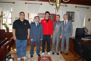 D&Uuml;NYA ŞAMPİYONU Y&Uuml;Z&Uuml;C&Uuml;DEN KAYMAKAMLIĞA ZİYARET