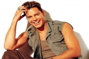 RICKY MARTIN T&Uuml;RK&Ccedil;E SESLENDİ