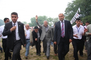 ARIN&Ccedil;: ATAKA PARTİSİ SOYDAŞLARIMIZI &Uuml;Z&Uuml;YOR