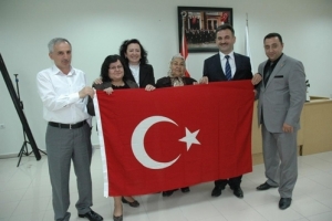Bayrak ana yine yollarda