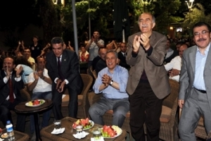 Arın&ccedil;, Milli Ma&ccedil;ı K&uuml;lt&uuml;rpark'ta izledi