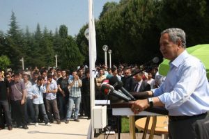 Arın&ccedil; &ouml;ğrencilerle kahvaltıda buluştu