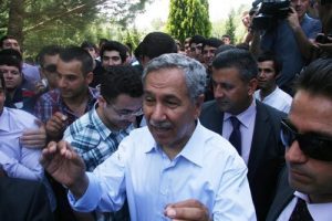 Arın&ccedil;'tan gen&ccedil;lere twıtter uyarısı