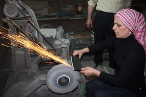 Kadın bı&ccedil;ak&ccedil;ı erkeklere taş &ccedil;ıkartıyor