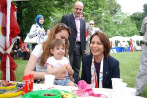 &Ccedil;ocuklarımız ve gen&ccedil;lerimizin geleceği i&ccedil;in &ccedil;alışıyoruz