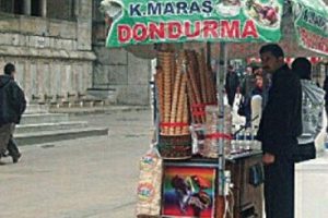 Emin&ouml;n&uuml;'de meydana ka&ccedil;ak hat &ccedil;ektiler