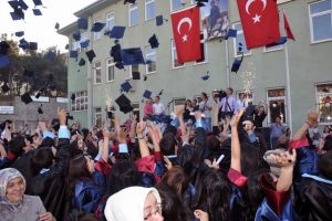 Lise &ouml;ğrencilerinin mezuniyet sevinci