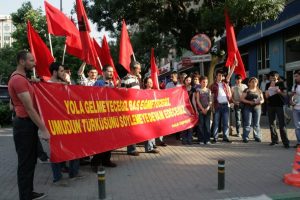 Bursa'da g&ouml;zaltına alınan DHKP/C'lilerin arkadaşlarından eylem