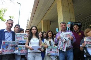 CHP'li gen&ccedil;ler Arın&ccedil;'a neden gazete yolladı?