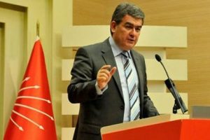 Gazetecileri davet etti, kendi gelmedi