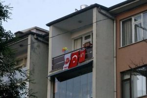 Aynı balkonda CHP ve MHP bayrağı