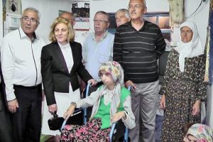 Milletvekili adayından engelli kıza ak&uuml;l&uuml; araba
