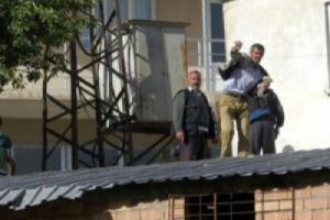 Bu kez onları taşladılar, askerden yarım istediler!