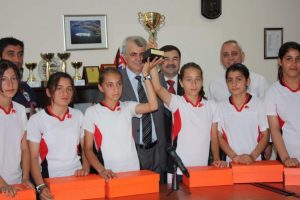 İGM Başkanı Akdemir şampiyon &ouml;ğrencileri &ouml;d&uuml;llendirdi