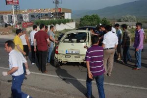 Bariyerlere &ccedil;arpan otomobil takla attı
