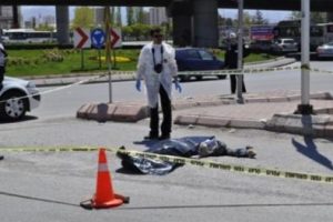 Yayaya &ccedil;arpıp ka&ccedil;an s&uuml;r&uuml;c&uuml;y&uuml; polis yakaladı