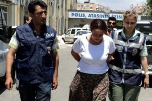 Su istediği kadınların evini b&uuml;y&uuml; var diye soydu