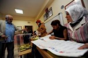 T&uuml;rkiye'deki se&ccedil;imler Hollanda basınında