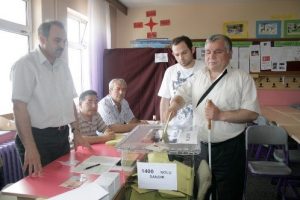 G&ouml;rme engeline takılmadan sandığa koştu