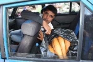 Sınırda ekmek bekleyenlerin umudu &ccedil;ocuklar oldu