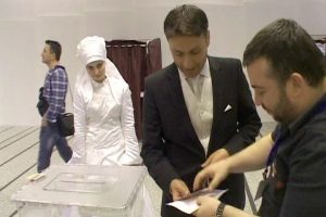 Gelinlik ve damatlıkla oy i&ccedil;in Bel&ccedil;ika'dan geldiler